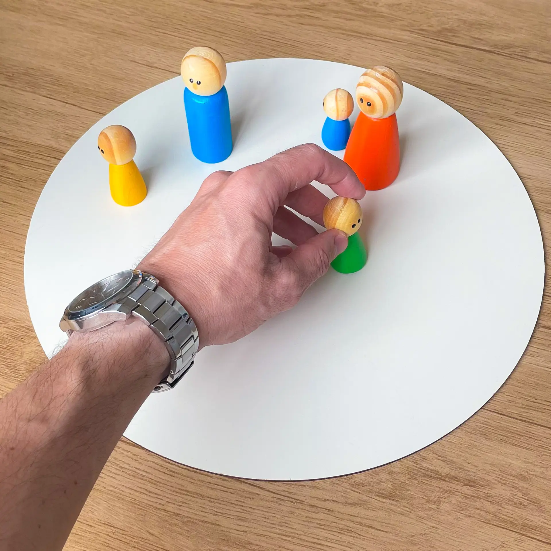 Representação de uma dinâmica familiar com bonecos